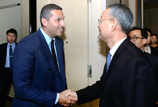 ▲ 백운규 산업부장관이 칼둔 UAE행정청 장관과 악수를 나누고 있다.  ⓒ산업부 제공