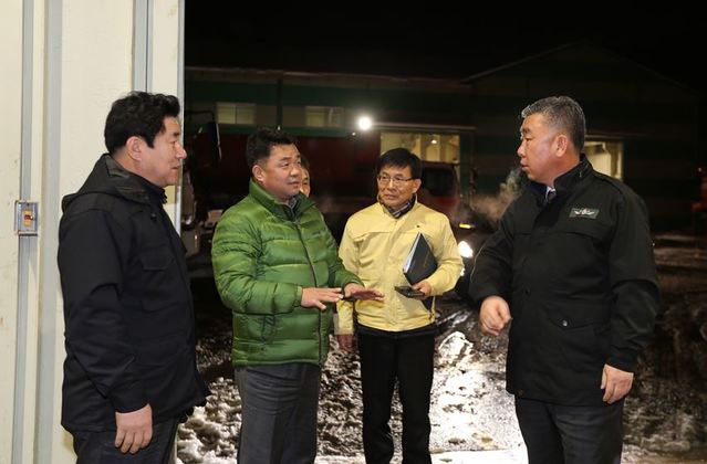 ▲ 이범석 청주시장 권한대행이 10일 새벽 제설현장을 방문해 상황 점검을 하고 있다.ⓒ청주시