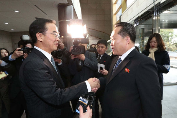 ▲ 지난 9일 남북 고위급 회담에서 악수를 하는 조명균 통일부 장관과 리선권 北조평통 위원장. ⓒ뉴시스. 무단전재 및 재배포 금지.