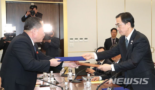 ▲ 지난 9일 남북 고위급 회담 수석대표 간에 공동보도문을 주고 받는 모습. ⓒ뉴시스. 무단전재 및 재배포 금지.
