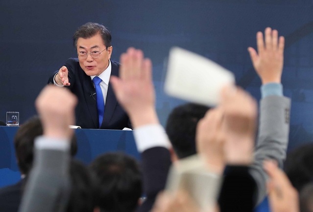 ▲ 문재인 대통령이 기자를 지명해
 질문을 받고 있다. ⓒ뉴시스