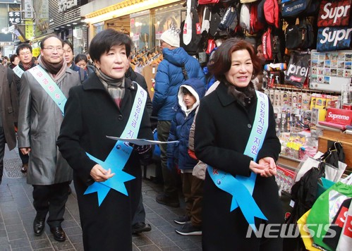 ▲ 김영주 고용노동부 장관이 지난 9일 명동 일대에서 일자리안정자금 홍보를 하고 있다. ⓒ뉴시스