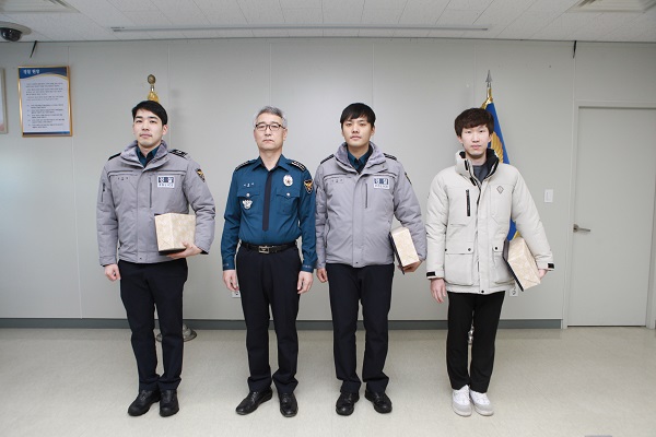 ▲ 청주상당경찰서가 10일 112신고 총력대응 현장검거 우수 우수직원 3명에 대해 표창을 수여했다.ⓒ청주상당경찰서