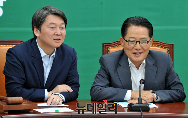 ▲ 국민의당 안철수 대표와 박지원 전 대표가 국회에서 열린 최고위원회의에서 이야기를 나누고 있다. ⓒ뉴데일리 이종현 기자