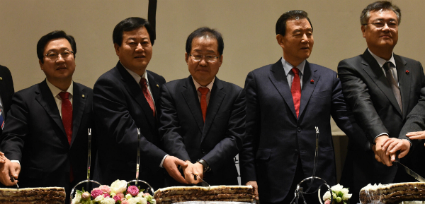 ▲ 자유한국당 홍준표 대표와 홍문표 사무총장, 이은권 대전시당위원장과 정진석 전 원내대표, 이장우 전 최고위원 등 주요 전현직 당직의원들이 10일 오후 열린 한국당 대전시당 신년인사회에서 새해 복을 기원하며 시루떡을 썰고 있다. ⓒ뉴시스 사진DB