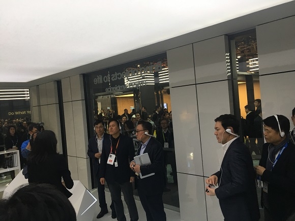 박정호 SKT 사장이 9일(현지시각) 열린 세계 최대 가전쇼인 'CES(Consumer Electronics Show) 2018'에서 고동진 삼성전자 사장과 전시관을 방문한 모습.ⓒ뉴데일리DB