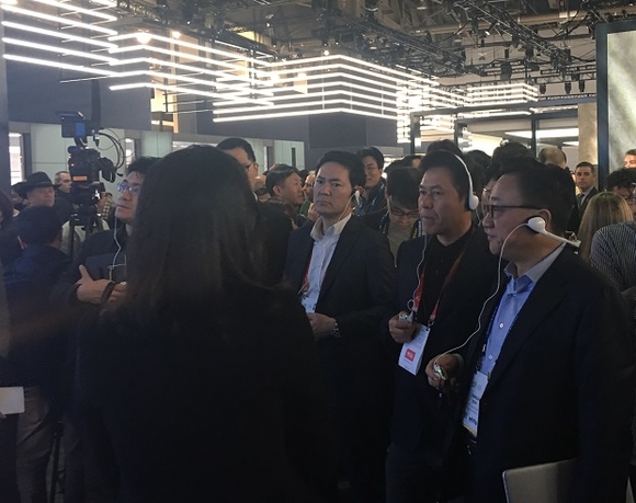 박정호 SKT 사장이 9일(현지시각) 열린 세계 최대 가전쇼인 'CES(Consumer Electronics Show) 2018'에서 고동진 삼성전자 사장과 전시관을 방문한 모습.ⓒ뉴데일리DB