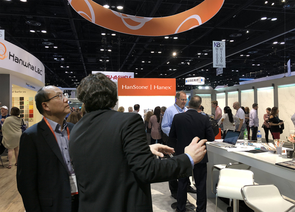 ▲ 북미 최대 주방·욕실 전시회 ‘2018 KBIS’에서 한명호 대표이사가 당사 부스에서 관계자와 주력 제품을 살펴보고 있다ⓒ한화L&C