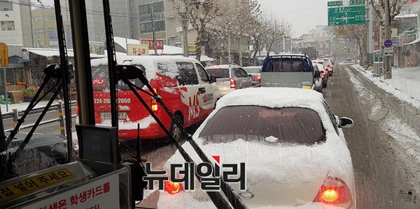 ▲ 충청지역에 사흘째 폭설이 내리면서 도시의 도로기능이 마비됐다. 사진은 눈이 내리면서 충북 청주시 육거리 인근 도로가 거대한 주차장으로 변한 모습이다. ⓒ김정원 기자