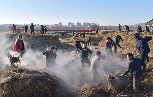 ▲ 北화성남새(채소) 온실공장 근로자들이 거름을 만드는 모습. 북한은 주민들에게 매년 거름을 만들어 바치라고 명령한다. ⓒ연합뉴스. 무단전재 및 재배포 금지.