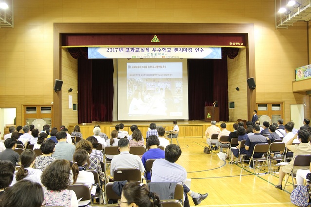 ▲ 안심중학교는 교과목에 맞게 특성화된 교실을 갖춰 학생들이 과목마다 교실을 이동하면서 수업을 듣는 교과교실제를 시작하는 등 다양한 프로그램을 운영하고 있다.
ⓒ대구시교육청