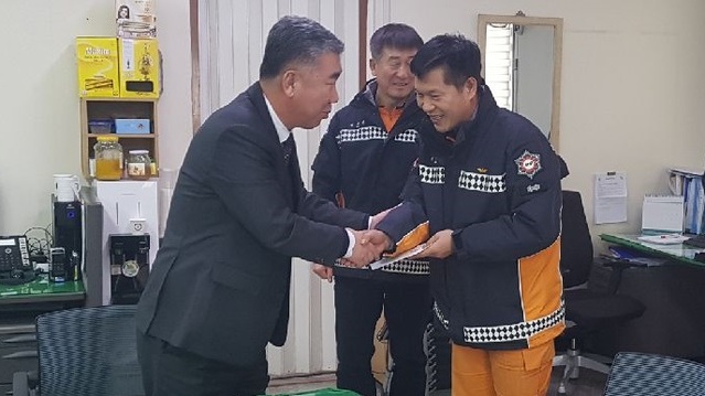 ▲ 이범석 충북 청주시장 권한대행이 11일 초등학생을 구한 볻대119안전센터를 방문해 직원들을 격려했다.ⓒ청주시