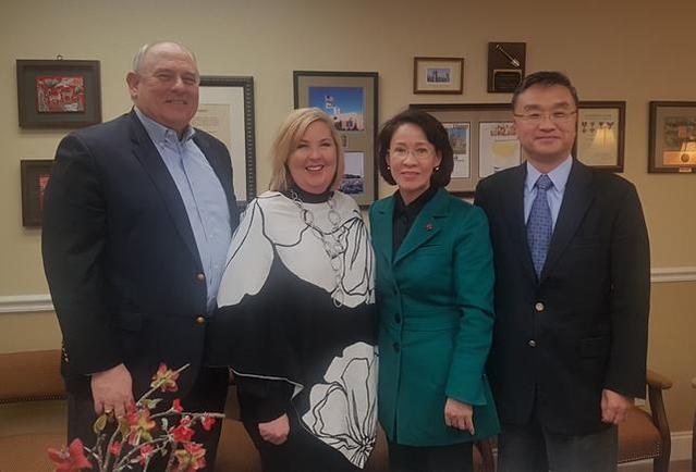 ▲ 이인선 대구경북경제자유구역청장(우측 두번째)이 미국 오펠라이카 시청을 방문해 현지 외국 제조업체들과 투자유치활동을 진행중이다. 
ⓒ대경경자청