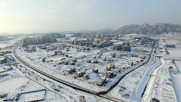 ▲ 내포신도시 ‘설경’-지난 9일부터 충남지역에 내린 큰 눈으로 11일 내포신도시가 눈으로 뒤덮여 장관을 연출하고 있다.ⓒ충남도