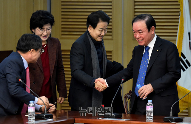 ▲ 국민의당지키기운동본부 장병완 의원이 정동영·박주현·최경환 의원 등 동료의원들과 인사를 나누고 있다(자료사진). ⓒ뉴데일리 이종현 기자