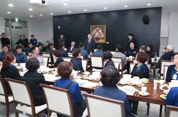 ▲ 건보공단 김용익 이사장이 취임 후 첫 공식행사로 지난 10일 비정규직 근로자와의 소통간담회를 갖고 있다. ⓒ건보공단