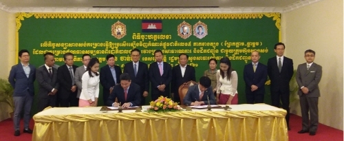 ▲ 순찬쏠 캄보디아 공공사업교통부 장관과 노태엽 한신공영 해외사업부장이 계약서에 서명을 하고 있다. ⓒ 한신공영