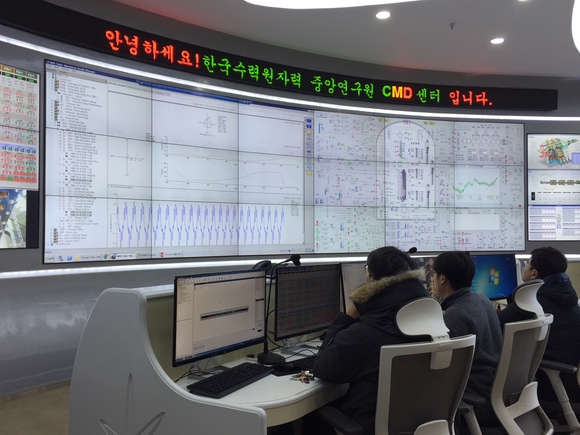 ▲ 한수원 중앙연구원 CMD(Centralized Monitoring & Diagnosis, 통합감시 및 진단)센터에서 직원들이 원자력발전소 설비의 상태를 살펴보고 있다. ⓒ 한수원