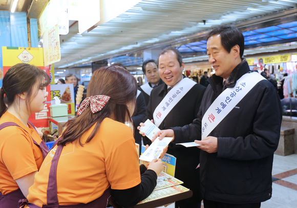 ▲ 소진공 김흥빈 이사장(오른쪽 1번째)과 임직원들이 대전 중구 중앙지하도 상가 상인에게 일자리 안정자금에 대해 설명하고 있다. ⓒ소진공