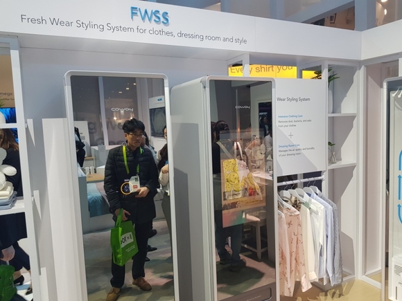 ▲ 코웨이가 'CES 2018'에서 처음으로 공개한 의류청정기 'FWSS'. ⓒ연찬모 기자