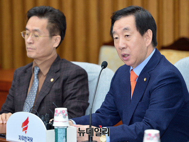 ▲ 자유한국당 함진규 정책위의장(왼쪽)과 김성태 원내대표. ⓒ뉴데일리 공준표 기자