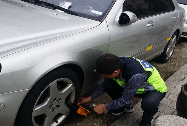 ▲ 체납차량 영치모습.ⓒ청주시