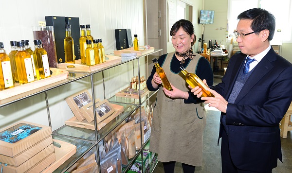 ▲ 음성 달꽃농원을 방문한 차선제 원장.ⓒ음성군