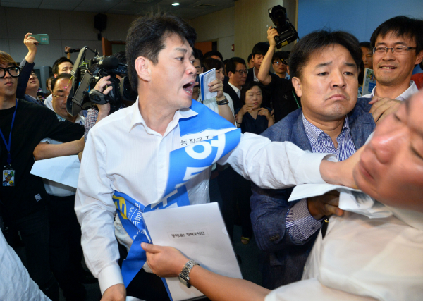 ▲ 더불어민주당 허동준 서울 동작을 지역위원장(사진 가운데)이 만취한 채 시내버스를 들이받아 형사입건된 사실이 뒤늦게 알려졌다. 허동준 위원장은 경찰조사 과정에서도 