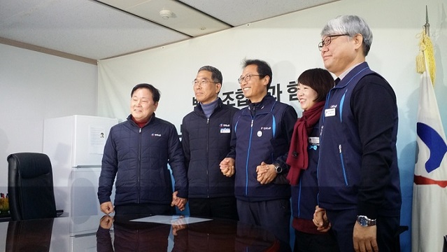 ▲ 한국노총(위원장 김영주)·민주노총(위원장 김명환) 집행부는 12일 서울 영등포구 한국노총 본사에서 만남을 갖고 사회 노동 현안에 공조·연대키로 했다. ⓒ뉴데일리 정호영 기자