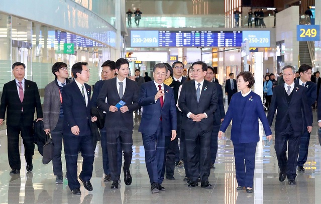 ▲ 문재인 대통령이 12일 인천공항
 제2여객터미널을 둘러보고 있다. ⓒ뉴시스