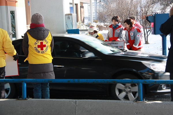 ▲ 대한적십자사 충북지사 흥덕지구 소속 봉사원들이 12일 서청주IC에서 모금을 하고 있다.ⓒ대한적십자사 충북지사