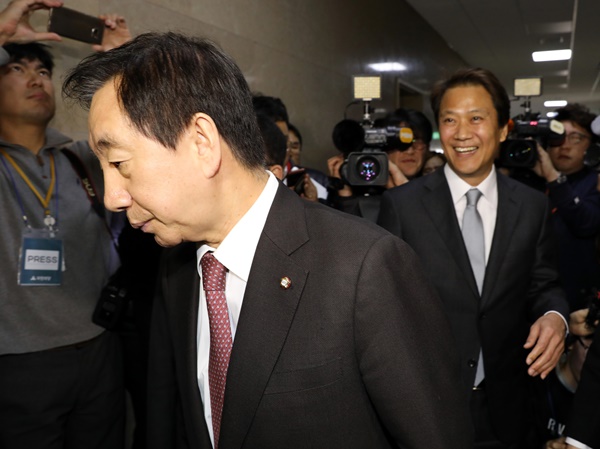 ▲ 12일 오후 서울 영등포구 여의도 국회에서 김성태 자유한국당 원내대표가 임종석 청와대 비서실장을 국회 운영위원장실에서 만나기 위해 운영위원장실 앞까지 왔으나 직원이 없어 문을 열지 못하고 김 원내대표실로 이동하고 있다. ⓒ뉴시스 사진 DB