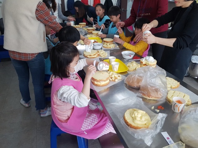 ▲ 달성특수교육지원센터 겨울계절학교에서 학생들이 요리제과수업에 참여하고 있다.ⓒ대구달성교육지원청