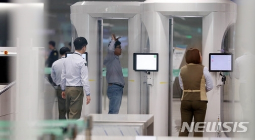 ▲ 7차 종합시험운영이 실시된 지난달 21일 가상승객들이 T2에서 원형 검색대를 통한 보안검색을 받고 있다. ⓒ뉴시스