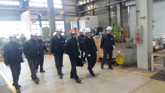 ▲ 가스공사 안완기 관리부사장이 동절기 한파 대비 볼밸브보수센터를 현장 점검하고 있다. ⓒ가스공사