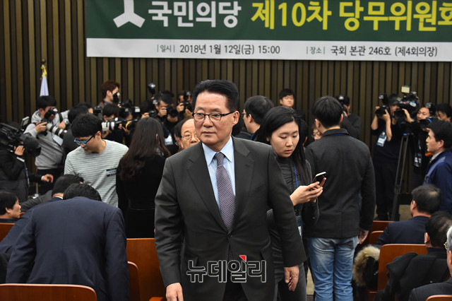 ▲ 12일 오후 국회에서 열린 국민의당 당무위원회의가 고성과 몸싸움으로 혼란에 빠진 가운데, 박지원 전 대표가 회의실에서 퇴장하고 있다. ⓒ뉴데일리 이종현 기자