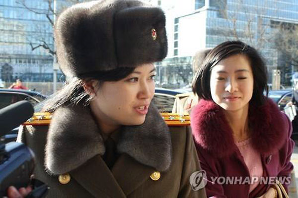 ▲ 2015년 12월 中베이징에서 포착된 현송월 모란봉 악단 단장. 어깨에는 대령 계급장이 달려 있다. ⓒ연합뉴스. 무단전재 및 재배포 금지.