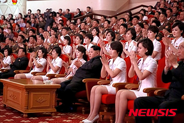 ▲ 모란봉 악단에 둘러싸여 앉아 있는 김정은. ⓒ뉴시스. 무단전재 및 재배포 금지.