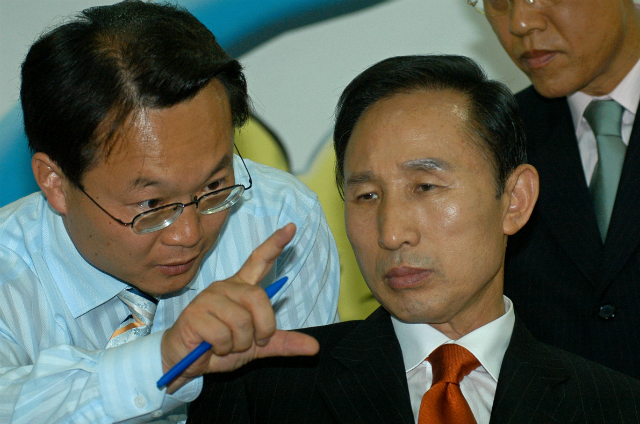 ▲ 자유한국당 원내수석부대표를 지낸 조해진 전 의원(사진 왼쪽)은 15일 평화방송라디오에 출연해, 이명박 전 대통령(오른쪽)의 철저한 자기관리에 비춰볼 때, 고문하거나 사건을 조작하지 않는 한 먼지털이를 해도 나올 게 없다고 장담했다. 사진은 지난 2008년에도 있었던 범여권의 '이명박 죽이기' 플랜을 이명박 전 대통령에게 보고하고 있는 조해진 전 의원의 모습이다. ⓒ뉴시스 사진DB