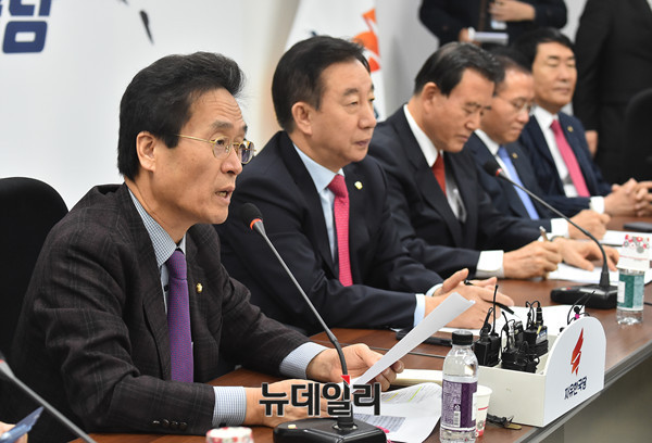 ▲ 자유한국당 함진규 정책위의장(왼쪽)이 마이크 앞에서 발언하고 있다. ⓒ뉴데일리 이종현 기자