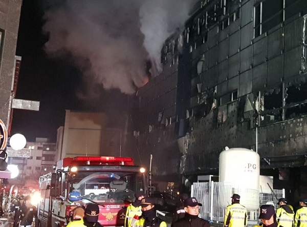 ▲ 충북 제천 화재참사 소방기관 진압 장면.ⓒ제천단양투데이 제공