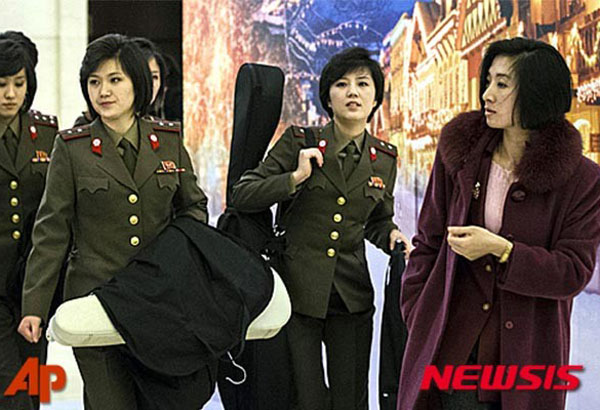 ▲ 2015년 12월 中베이징 공연 당시 포착된 현송월(왼쪽)과 모란봉 악단 단원들. 김정은의 측근 가운데 한 명이다. ⓒ뉴시스-AP. 무단전재 및 재배포 금지.