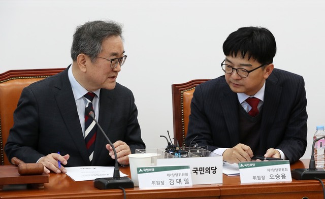 ▲ 국민의당 김태일(왼쪽), 오승용 제2창당위 공동위원장이 지난해 12월 8일 오전 서울 여의도 국회에서 열린 제2창당위 제10차 최고운영위원회의에 참석해 대화를 나누고 있다.ⓒ뉴시스