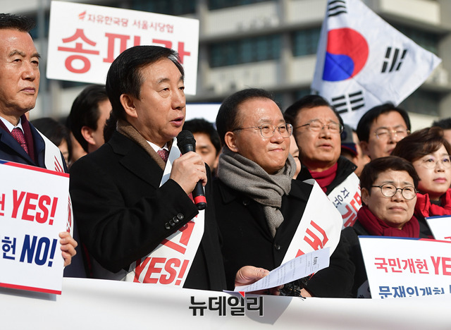 ▲ 김성태 자유한국당 대표와 소속 의원들은 15일 서울 광화문 광장에서 '문재인 관제 개헌 저지, 국민개헌 선포' 기자회견을 열었다. ⓒ뉴데일리 정상윤 기자
