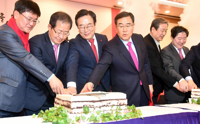 ▲ 자유한국당 홍준표 대표가 15일
 오전 부산시당 신년인사회에
 참석해 서병수 현 부산광역시장과 부산 지역구의 김무성·유기준·김정훈 의원 등과 함께 시루떡을 썰고 있다. ⓒ뉴시스 사진DB