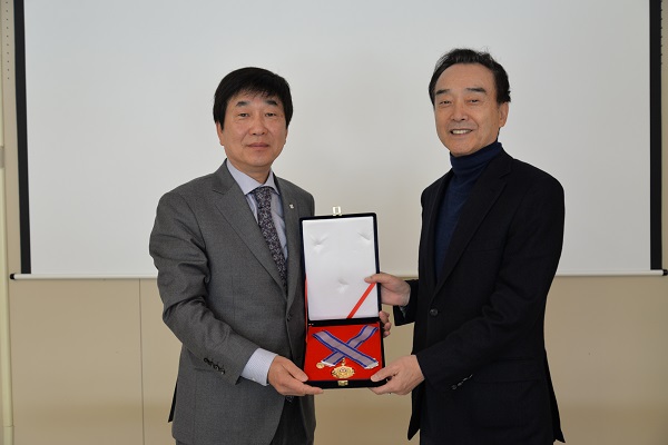 ▲ 사진 왼쪽이 김경배 대한적십자사 충북지사장. 오른쪽이 (주)네패스 이병구 대표.ⓒ대한적십자사 충북지사