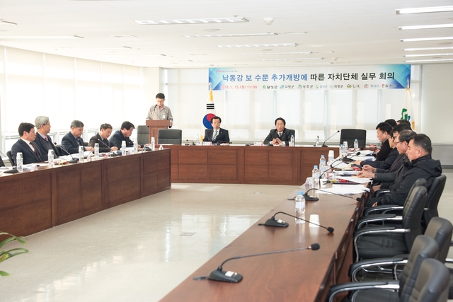 ▲ 대구 달성군 등 낙동강 보 유역 8개 자치단체가 참가한 실무회의가 15일 달성군에서 열린 가운데 현재 개방 중인 보 수위의 신속한 관리수위 회복을 촉구했다.ⓒ달성군