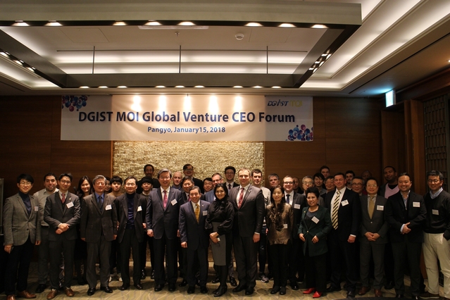 ▲ DGIST MOI 프로그램은 15일 오전 11시 코트야드 메리어트 판교에서 글로벌 벤처 CEO 포럼을 개최했다. 포럼에 참여한 국내외 벤처 CEO 및 DGIST 관계자들이 기념촬영을 하고 있다.ⓒDGIST