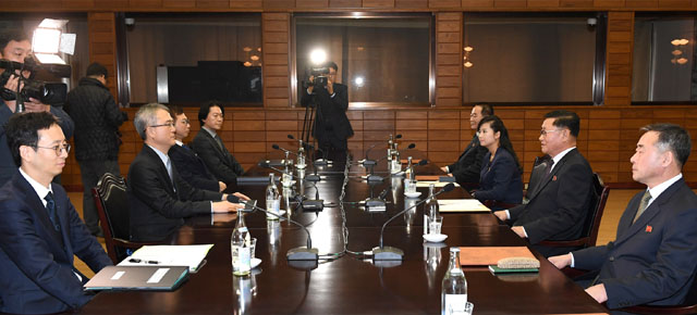 ▲ 평창 동계올림픽 계기 북한 예술단 방한 문제를 논의하기 위해 15일 판문점 통일각에서 만난 남북 대표단. 오른쪽에 보이는 여성이 현송월이다. ⓒ통일부 공개사진.