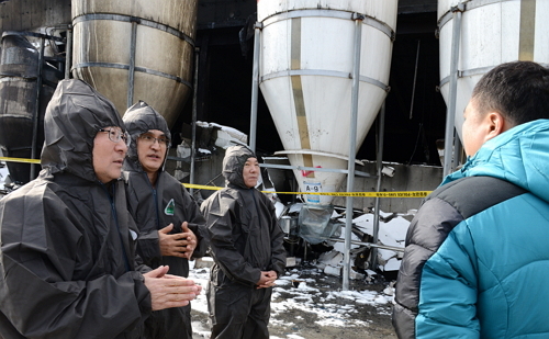 ▲ 오병관 대표이사(사진 왼쪽 첫 번째)가 농협중앙회 박태선 전남지역 본부장(사진 왼쪽 세 번째)과 함께 사고 현장을 돌아보며 농업인과 피해상황에 대한 이야기를 나누고 있다.ⓒ농협손해보험